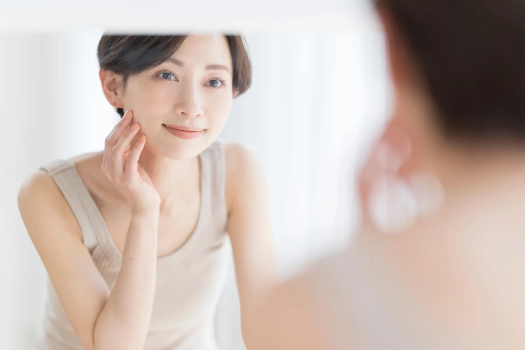 落とすケアで育まれた潤いと透明感のある素肌のイメージ