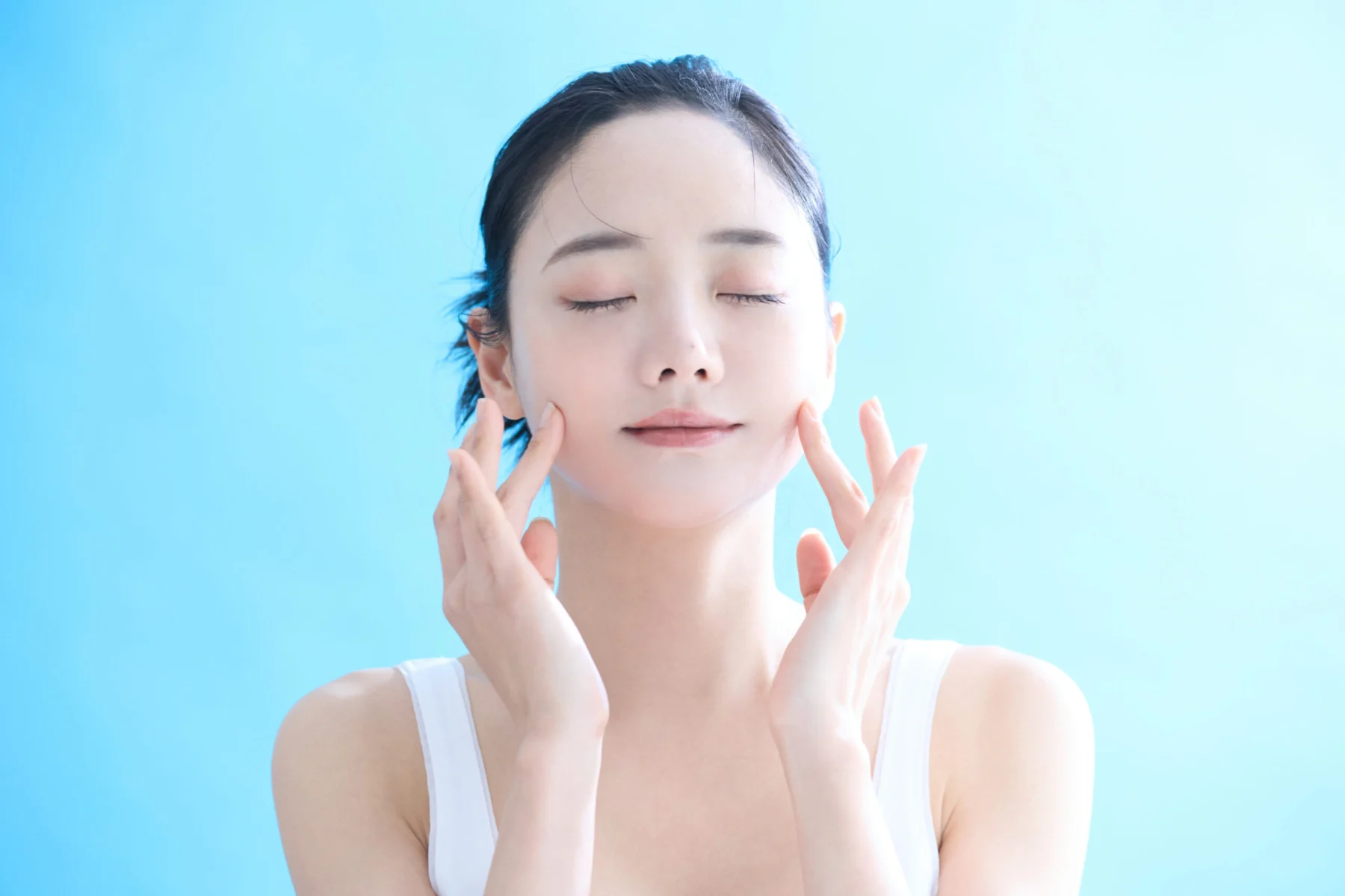 朝の澄んだ光の中で行うスキンケアとUVプロテクトのイメージ