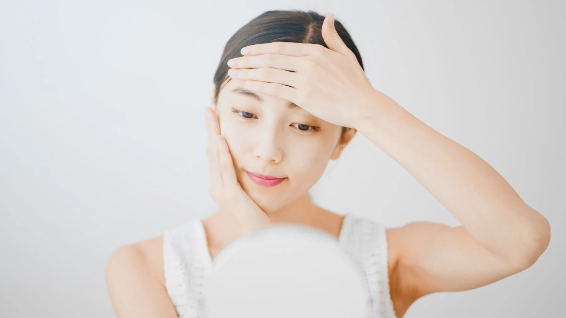 手元にとられた透明感とみずみずしさのある美容液のテクスチャー